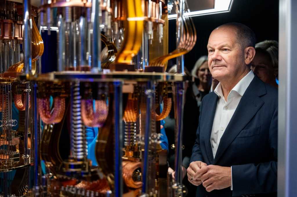 Olaf Scholz vor einem Quantum Computer von IBM